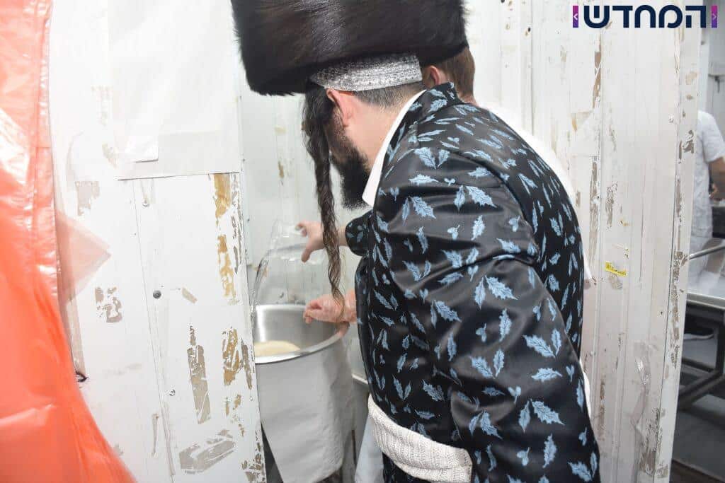 לשם מצות: האדמו"ר ממעז'בוז' באפיית מצות