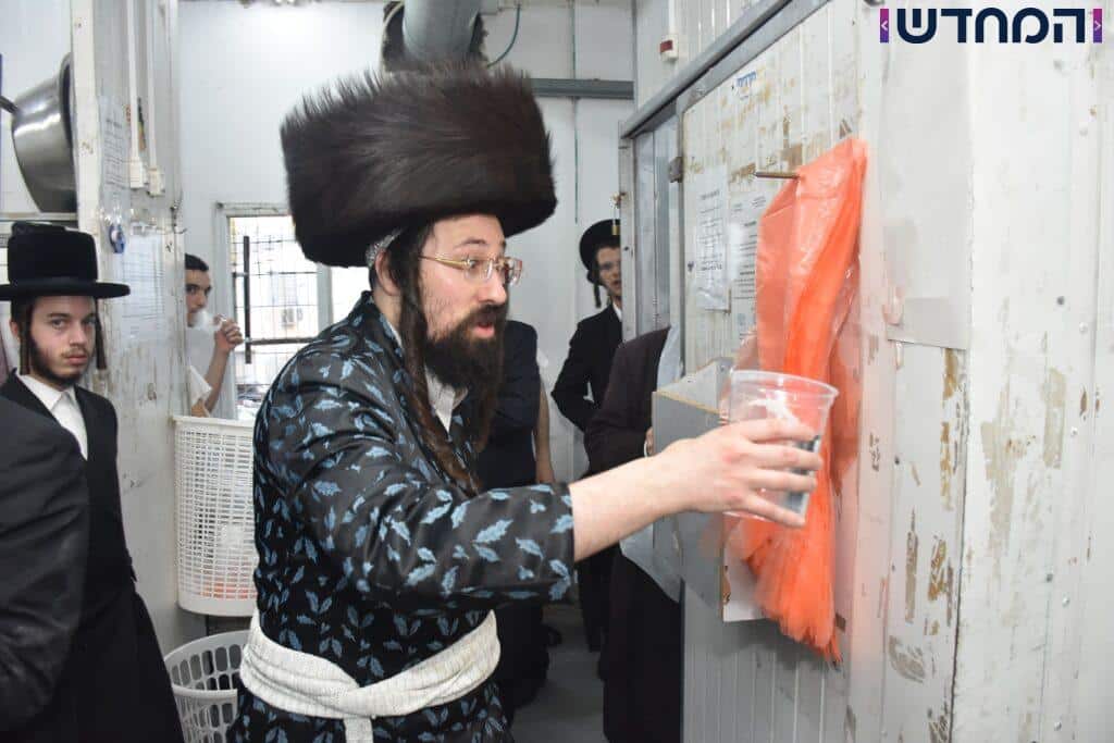 לשם מצות: האדמו"ר ממעז'בוז' באפיית מצות