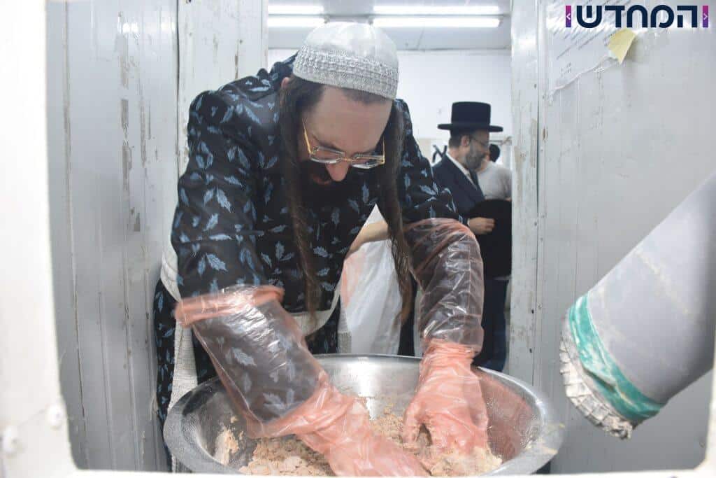 לשם מצות: האדמו"ר ממעז'בוז' באפיית מצות