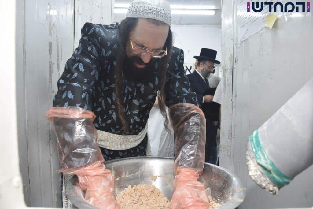 לשם מצות: האדמו"ר ממעז'בוז' באפיית מצות