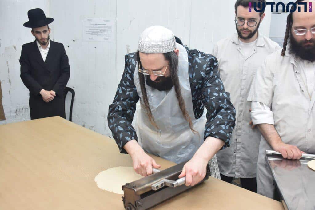 לשם מצות: האדמו"ר ממעז'בוז' באפיית מצות