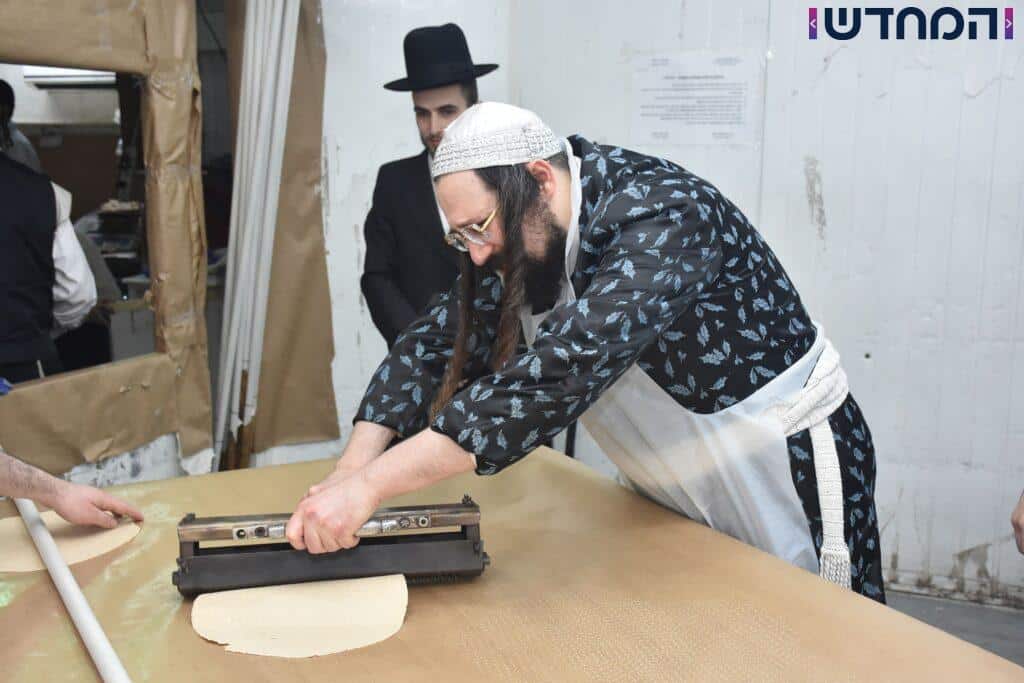 לשם מצות: האדמו"ר ממעז'בוז' באפיית מצות