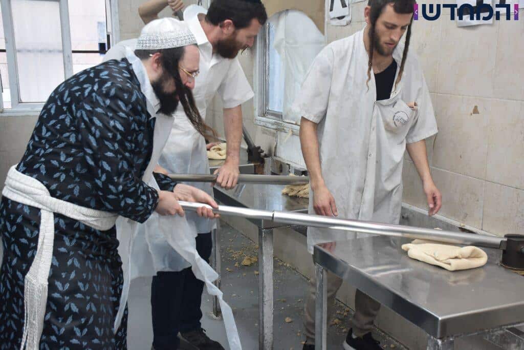 לשם מצות: האדמו"ר ממעז'בוז' באפיית מצות