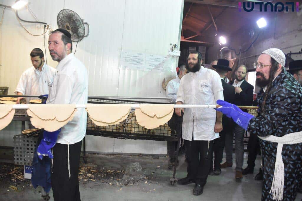 לשם מצות: האדמו"ר ממעז'בוז' באפיית מצות