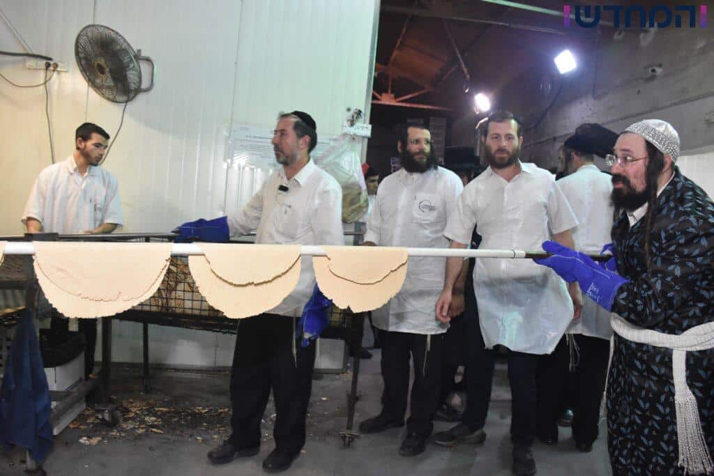 לשם מצות: האדמו"ר ממעז'בוז' באפיית מצות