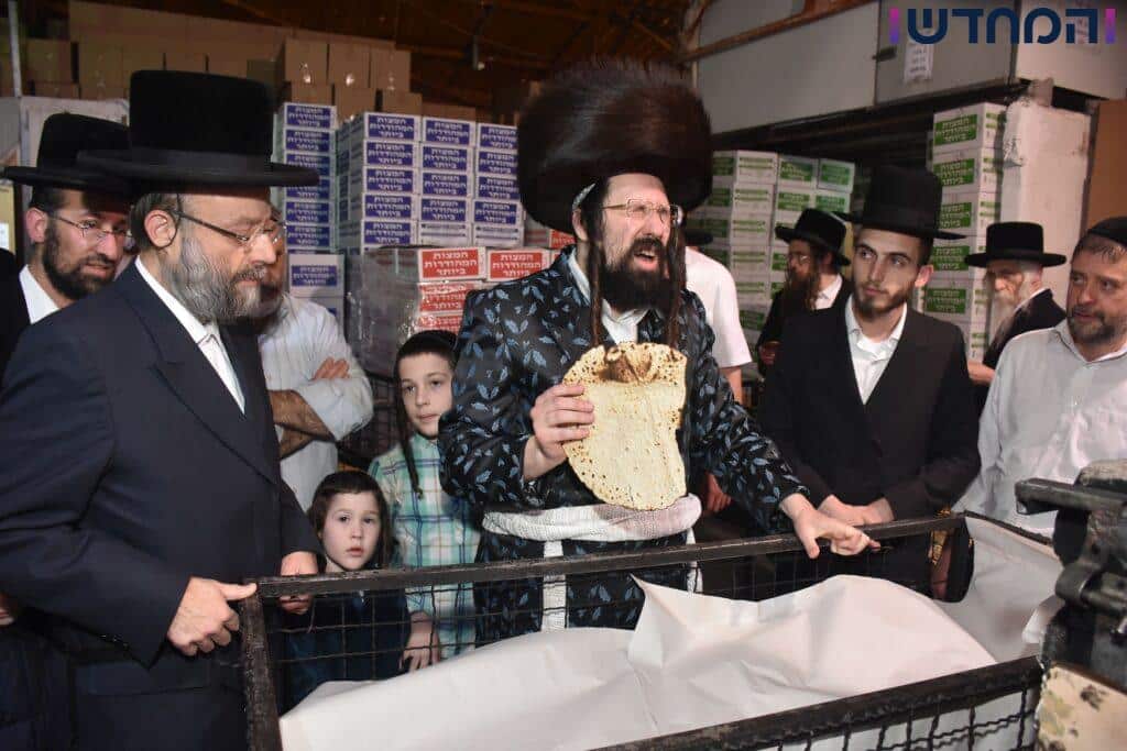 לשם מצות: האדמו"ר ממעז'בוז' באפיית מצות