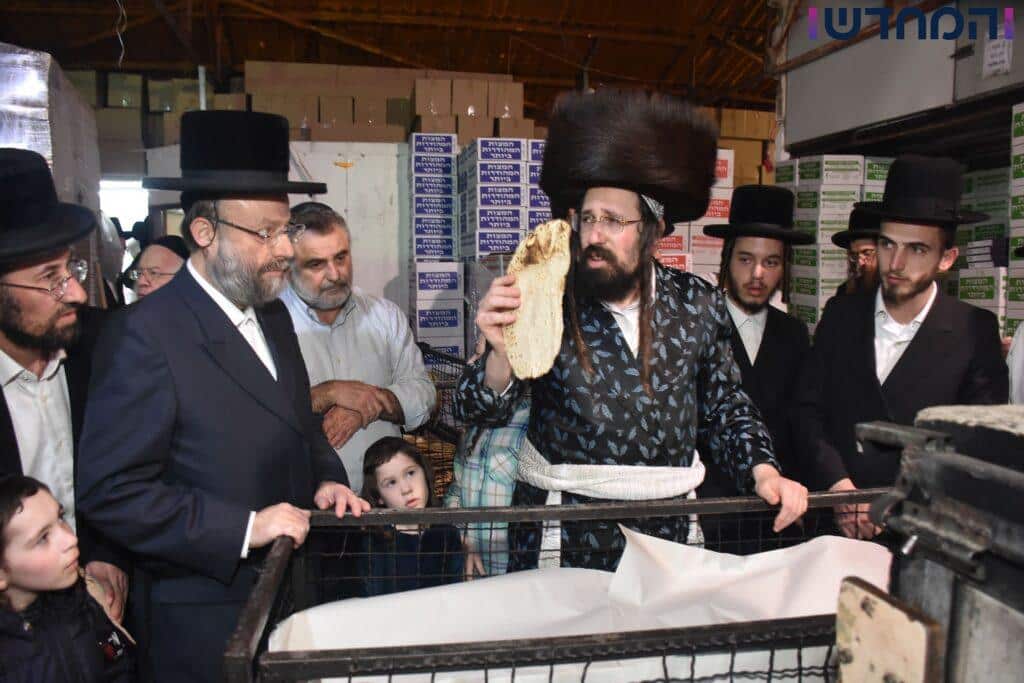 לשם מצות: האדמו"ר ממעז'בוז' באפיית מצות