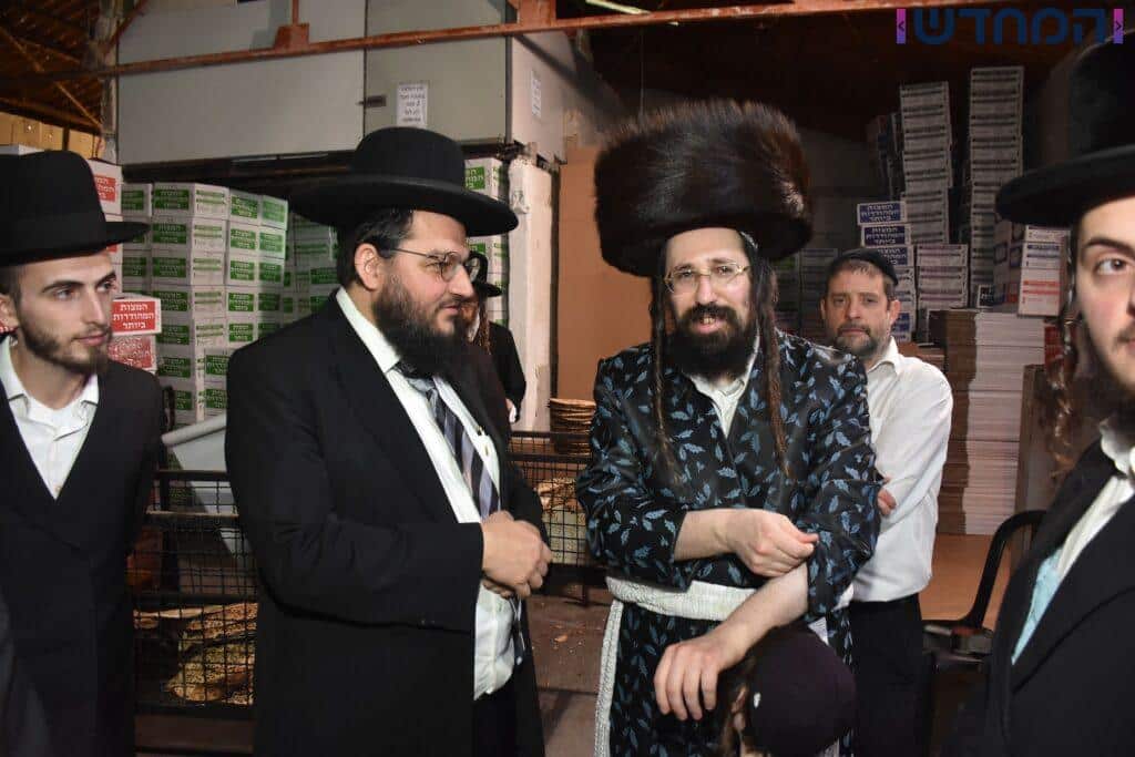 לשם מצות: האדמו"ר ממעז'בוז' באפיית מצות