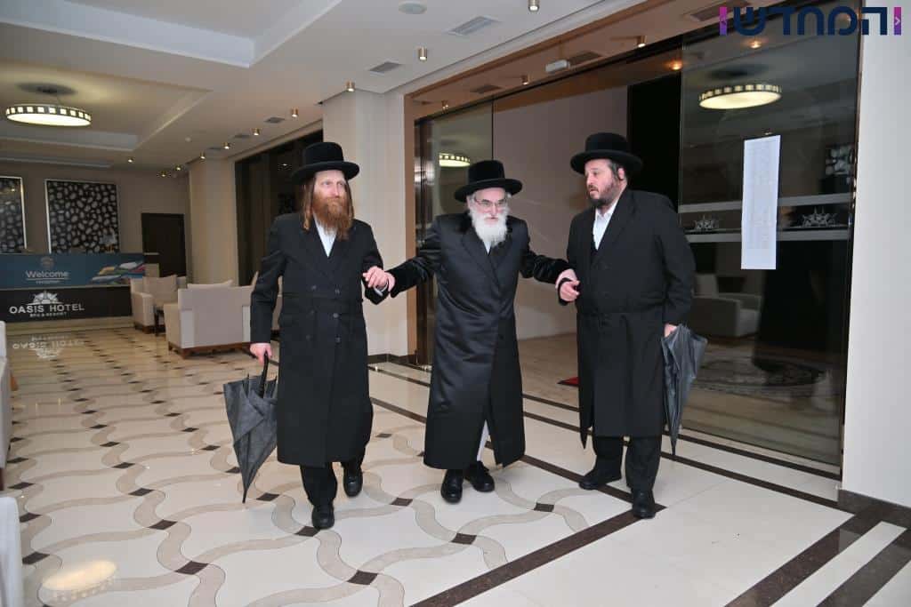 הרבי מויזניץ' שבת עם החסידים במלון בבאטומי