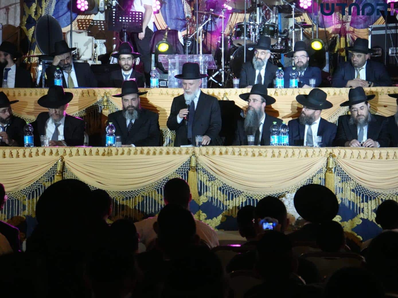 בישיבת אבני נזר הקבילו את ראש הישיבה ברגל בישיבת אבני נזר הקבילו את ראש הישיבה ברגל