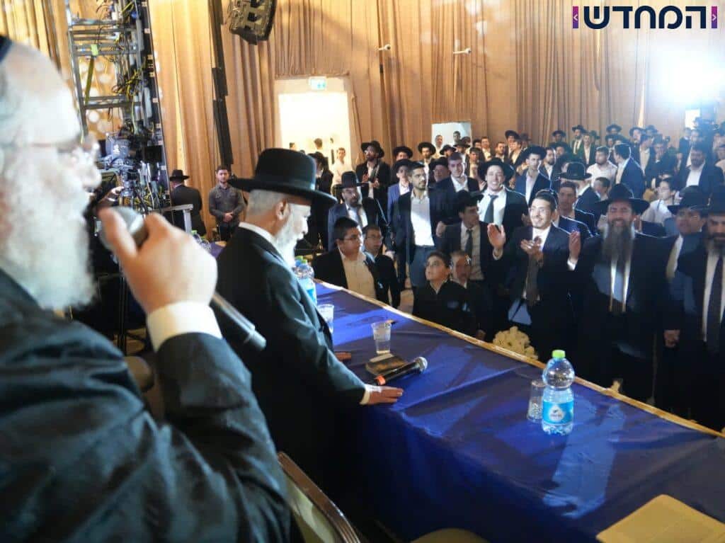 בישיבת אבני נזר הקבילו את ראש הישיבה ברגל בישיבת אבני נזר הקבילו את ראש הישיבה ברגל