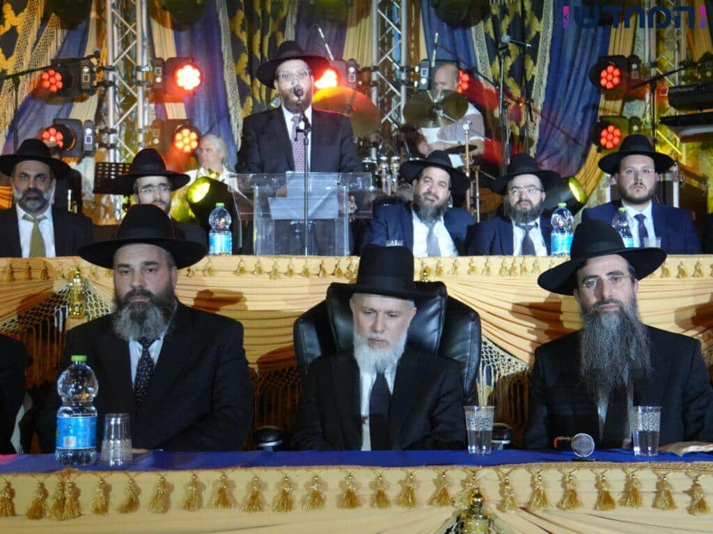 בישיבת אבני נזר הקבילו את ראש הישיבה ברגל בישיבת אבני נזר הקבילו את ראש הישיבה ברגל