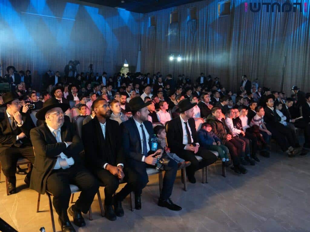 בישיבת אבני נזר הקבילו את ראש הישיבה ברגל בישיבת אבני נזר הקבילו את ראש הישיבה ברגל