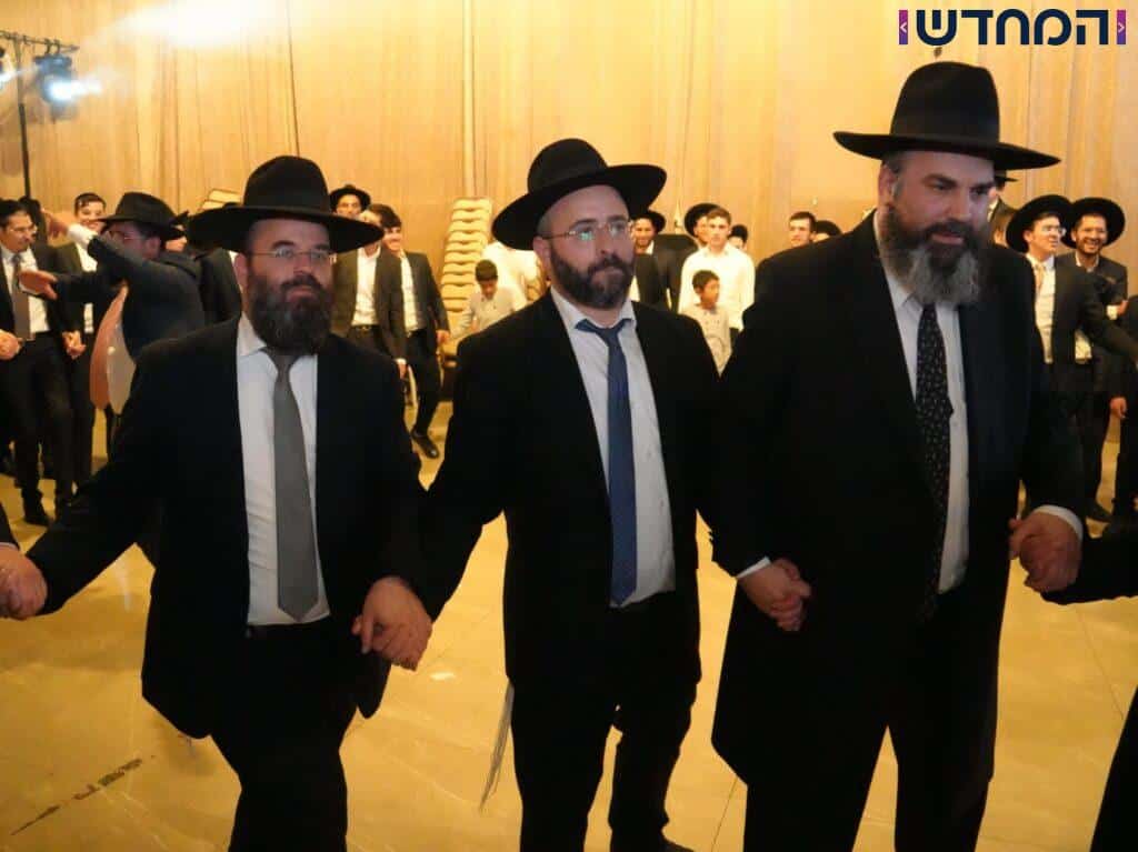 בישיבת אבני נזר הקבילו את ראש הישיבה ברגל בישיבת אבני נזר הקבילו את ראש הישיבה ברגל