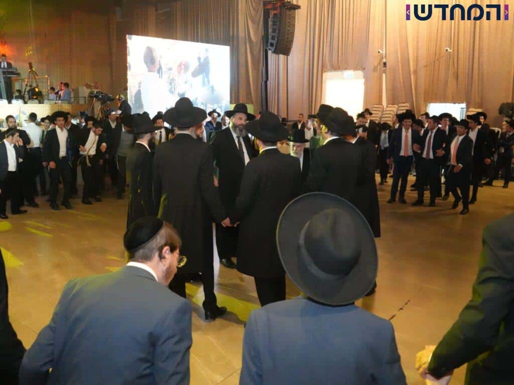 בישיבת אבני נזר הקבילו את ראש הישיבה ברגל בישיבת אבני נזר הקבילו את ראש הישיבה ברגל