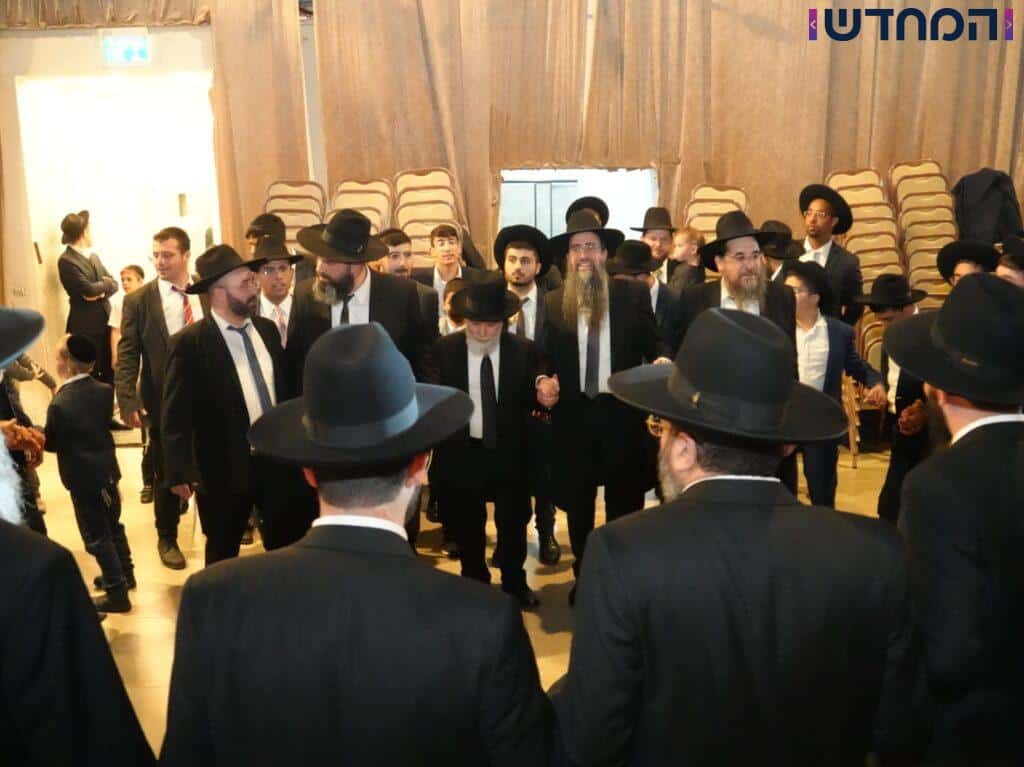 בישיבת אבני נזר הקבילו את ראש הישיבה ברגל בישיבת אבני נזר הקבילו את ראש הישיבה ברגל