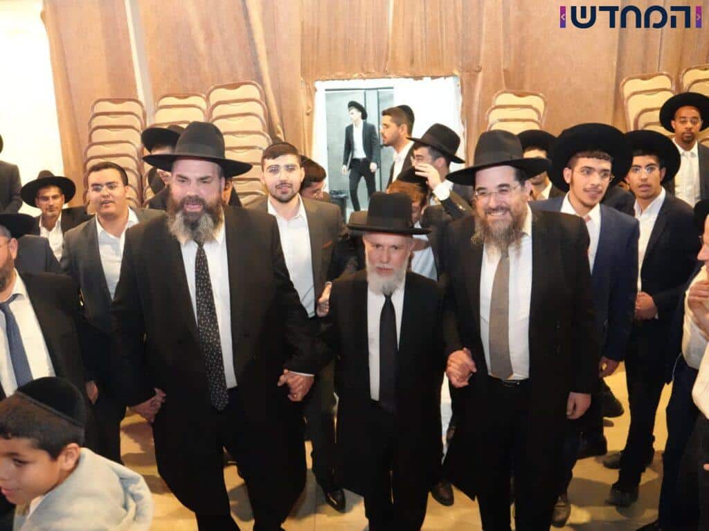 בישיבת אבני נזר הקבילו את ראש הישיבה ברגל בישיבת אבני נזר הקבילו את ראש הישיבה ברגל