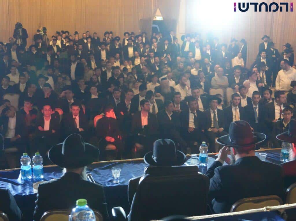 בישיבת אבני נזר הקבילו את ראש הישיבה ברגל בישיבת אבני נזר הקבילו את ראש הישיבה ברגל