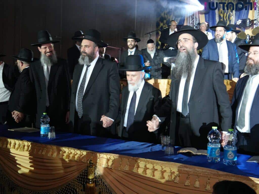 בישיבת אבני נזר הקבילו את ראש הישיבה ברגל בישיבת אבני נזר הקבילו את ראש הישיבה ברגל