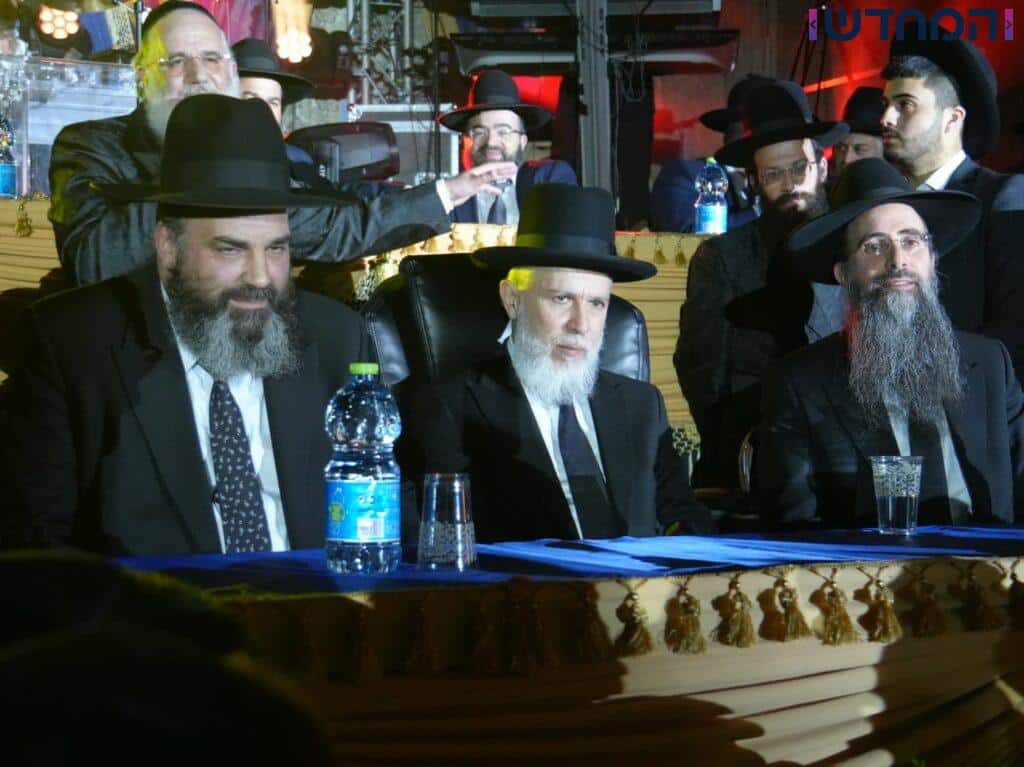 בישיבת אבני נזר הקבילו את ראש הישיבה ברגל בישיבת אבני נזר הקבילו את ראש הישיבה ברגל