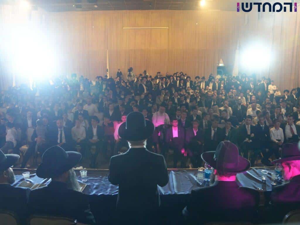 בישיבת אבני נזר הקבילו את ראש הישיבה ברגל בישיבת אבני נזר הקבילו את ראש הישיבה ברגל