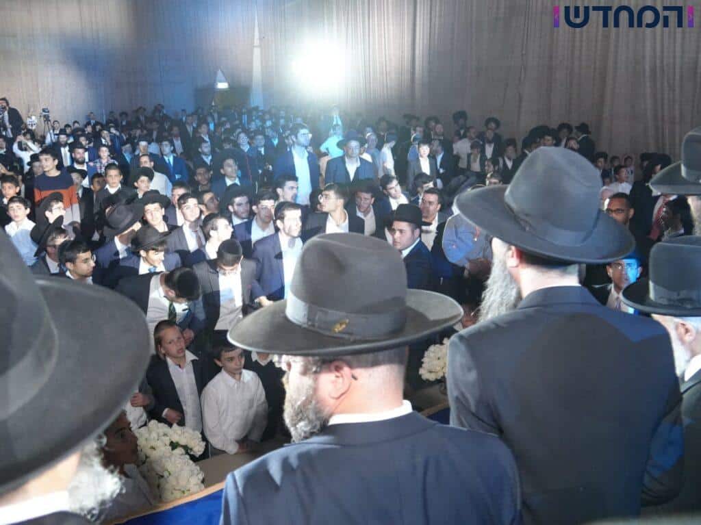 בישיבת אבני נזר הקבילו את ראש הישיבה ברגל בישיבת אבני נזר הקבילו את ראש הישיבה ברגל