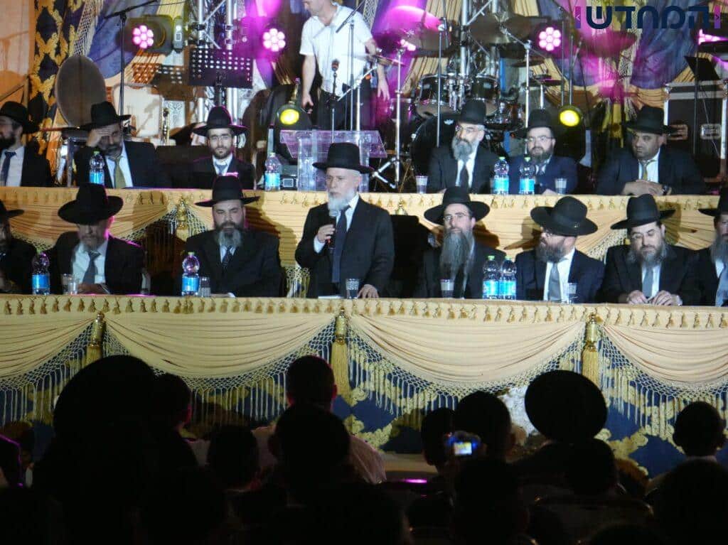 בישיבת אבני נזר הקבילו את ראש הישיבה ברגל בישיבת אבני נזר הקבילו את ראש הישיבה ברגל