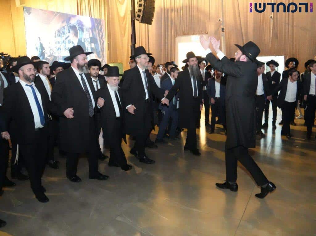 בישיבת אבני נזר הקבילו את ראש הישיבה ברגל בישיבת אבני נזר הקבילו את ראש הישיבה ברגל