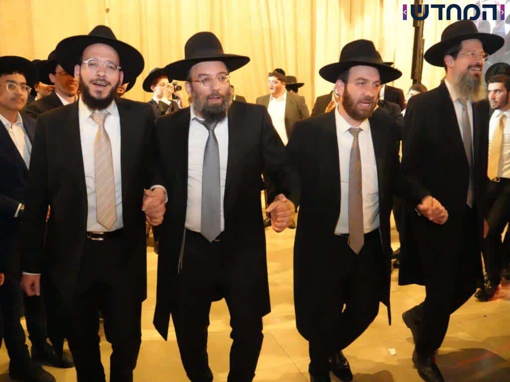 בישיבת אבני נזר הקבילו את ראש הישיבה ברגל בישיבת אבני נזר הקבילו את ראש הישיבה ברגל