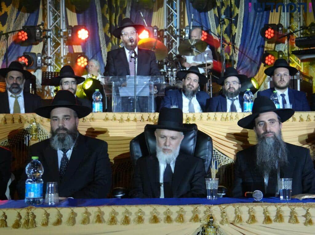 בישיבת אבני נזר הקבילו את ראש הישיבה ברגל בישיבת אבני נזר הקבילו את ראש הישיבה ברגל