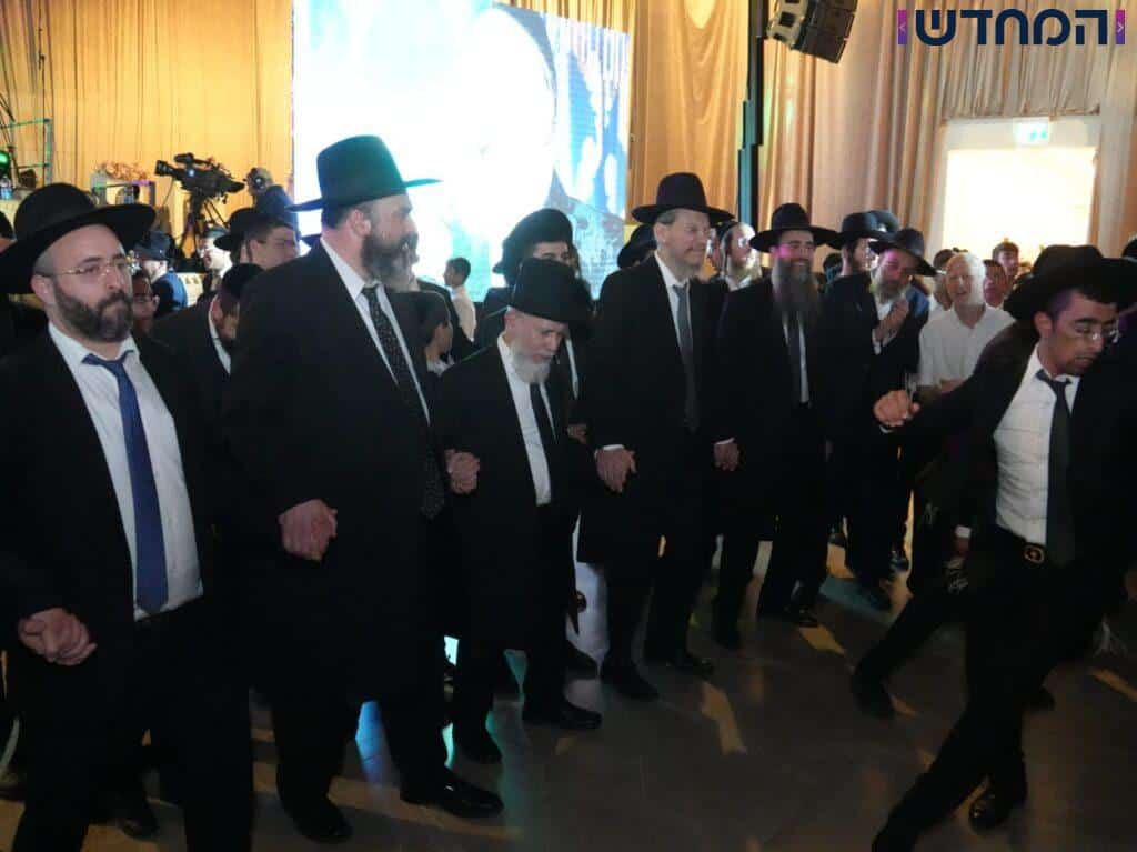 בישיבת אבני נזר הקבילו את ראש הישיבה ברגל בישיבת אבני נזר הקבילו את ראש הישיבה ברגל