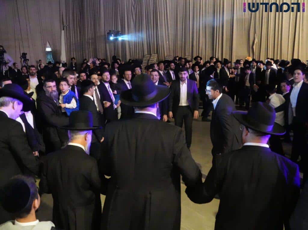 בישיבת אבני נזר הקבילו את ראש הישיבה ברגל בישיבת אבני נזר הקבילו את ראש הישיבה ברגל