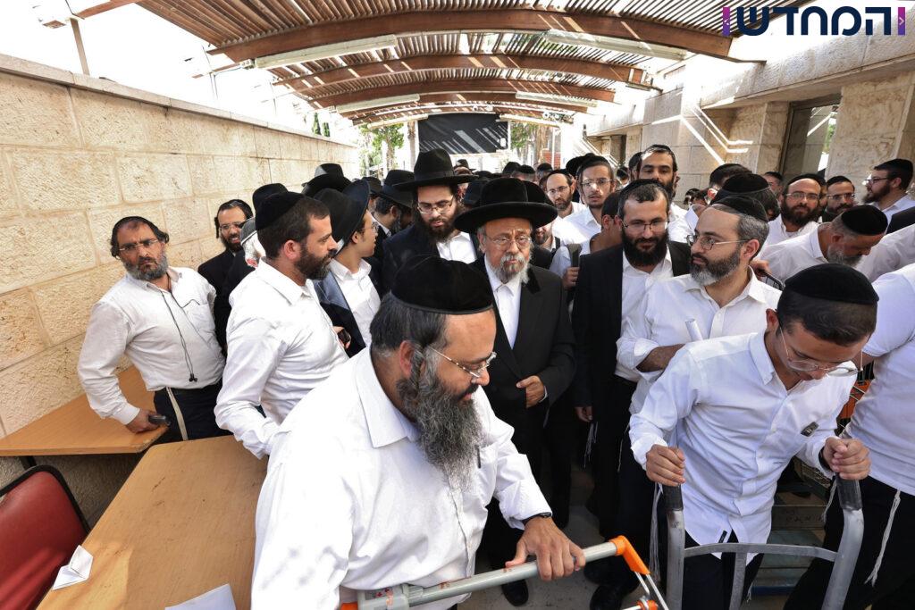 הגר"א עפג'ין חילק אלפי סלי מזון למשפחות