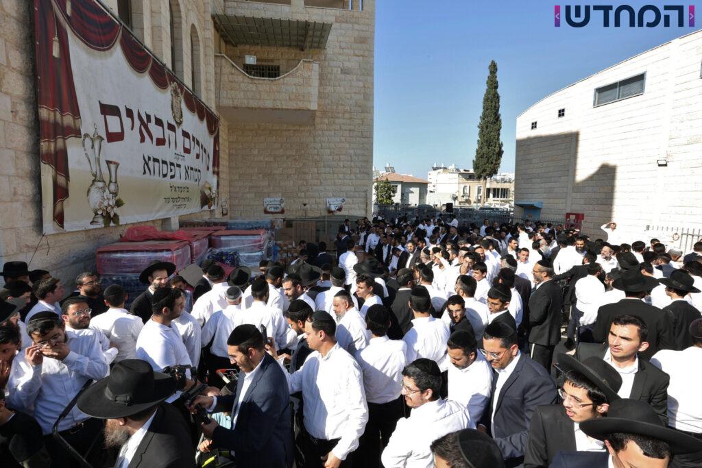 הגר"א עפג'ין חילק אלפי סלי מזון למשפחות