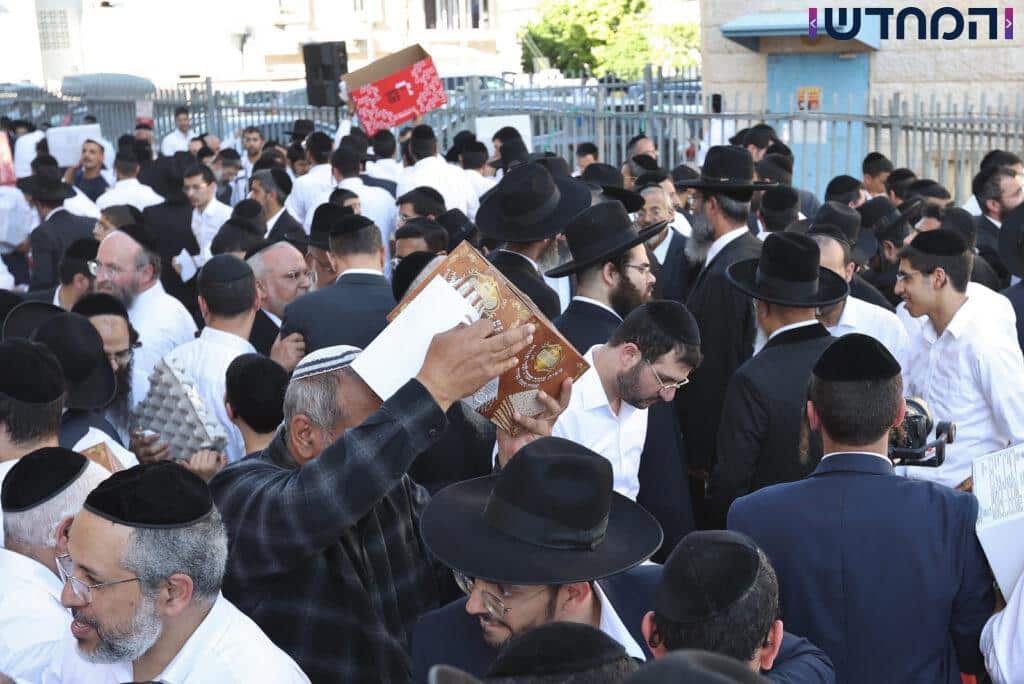 הגר"א עפג'ין חילק אלפי סלי מזון למשפחות