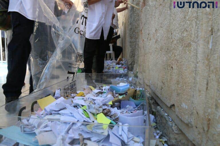 בכפפות וכלי עץ: עשרות אלפי פתקים פונו מהכותל לפני חג הפסח