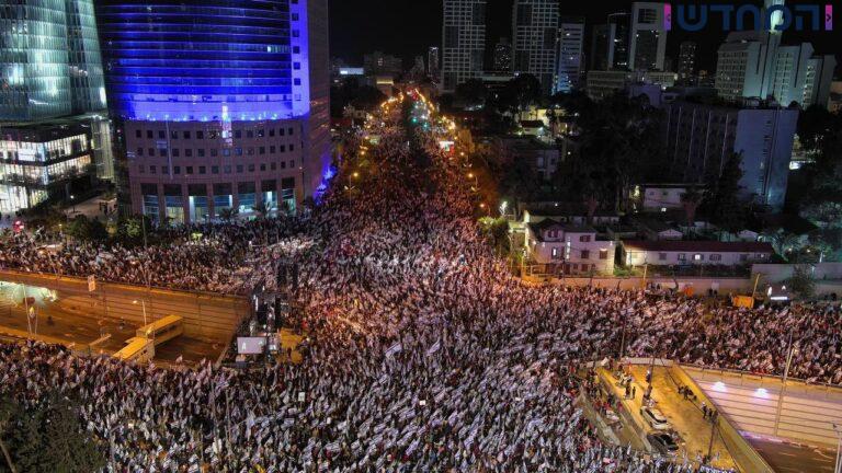 לימין היה יותר: רבבות בהפגנת השמאל • צפו