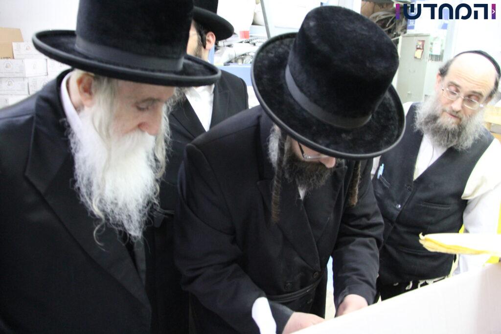 האדמו"ר יצא עם החסידים לטחינת חיטים