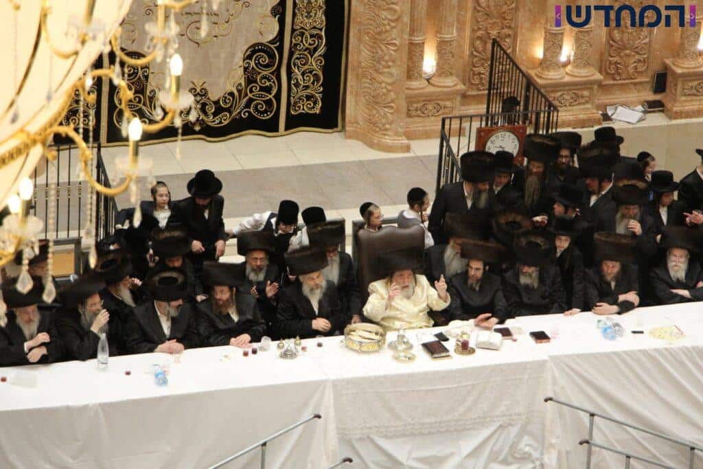 "לכוון על הרבי מבעלזא": טיש נעילת החג בויז'ניץ'