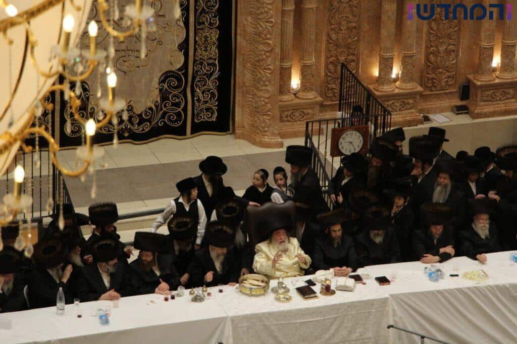 "לכוון על הרבי מבעלזא": טיש נעילת החג בויז'ניץ'