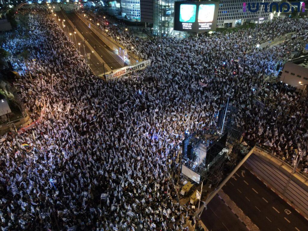 השמאל והימין מפגינים הערב בעד ונגד הרפורמה