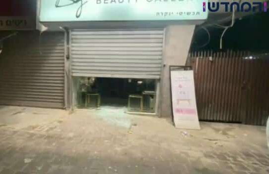 הבוקר שאחרי: ניפצו את החלונות ושדדו את כל החנות הבוקר שאחרי: ניפצו את החלונות ושדדו את כל החנות