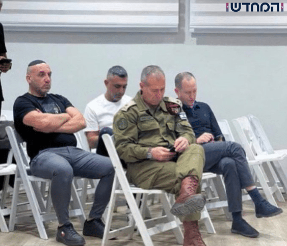 האם עובד בלשכת רה"מ שהיה במסיבת העיתונאים חבר בקבוצה הימנית קיצונית? האם עובד בלשכת רה"מ שהיה במסיבת העיתונאים חבר בקבוצה הימנית קיצונית?
