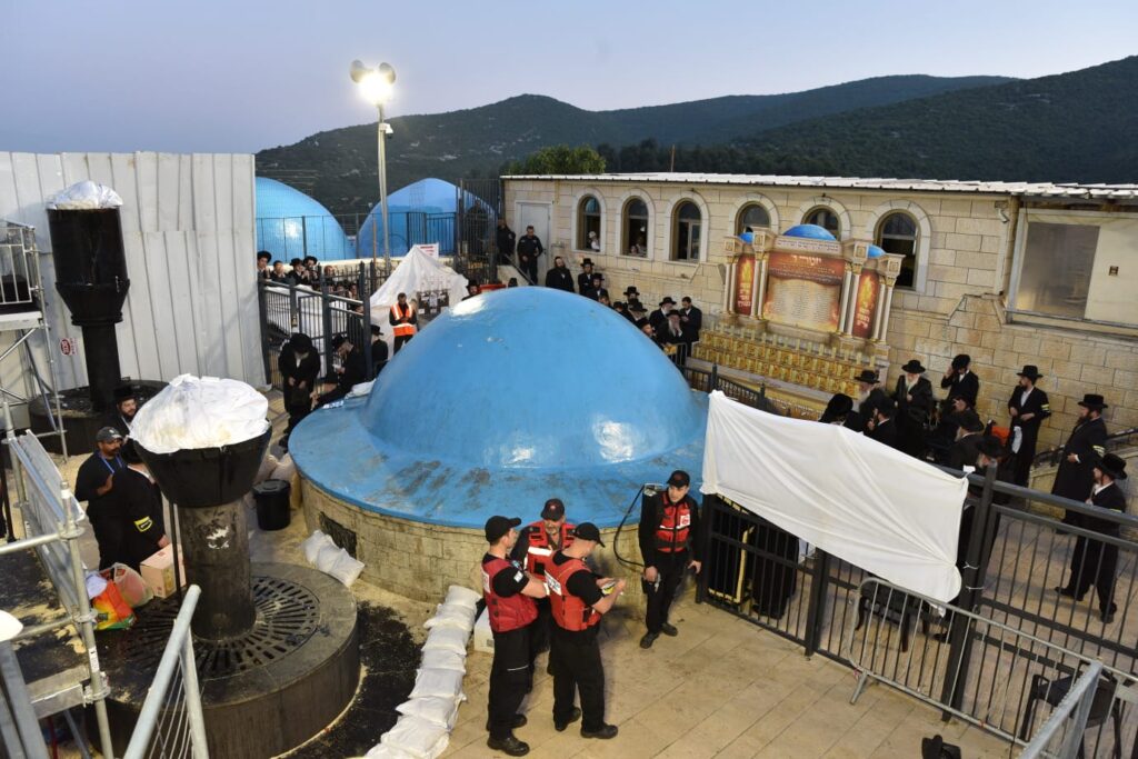 האדמו"ר מבויאן הדליק נרות לזכר הרוגי אסון מירון