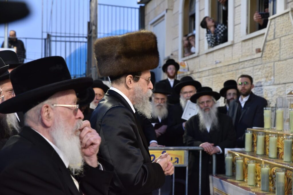 האדמו"ר מבויאן הדליק נרות לזכר הרוגי אסון מירון