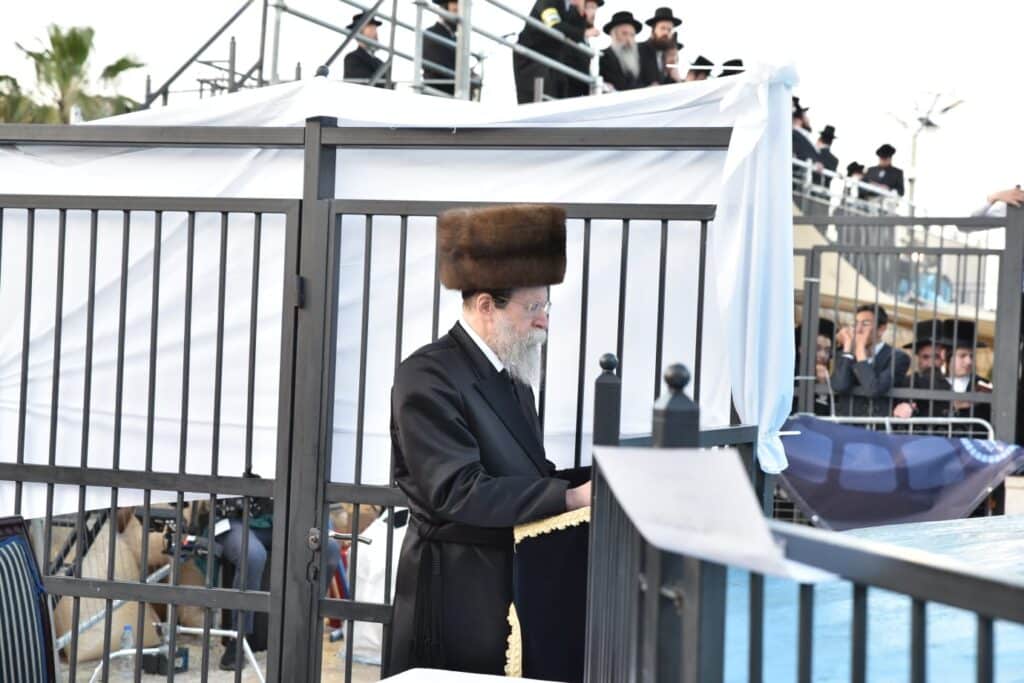 האדמו"ר מבויאן הדליק נרות לזכר הרוגי אסון מירון