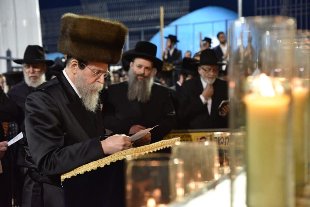 האדמו"ר מבויאן הדליק נרות לזכר הרוגי אסון מירון