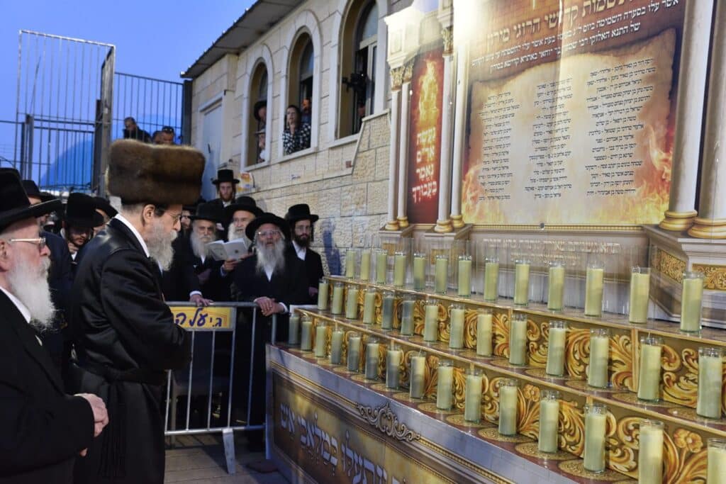 האדמו"ר מבויאן הדליק נרות לזכר הרוגי אסון מירון