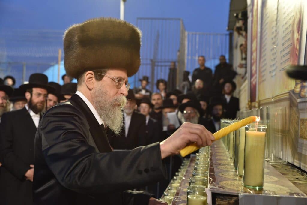 האדמו"ר מבויאן הדליק נרות לזכר הרוגי אסון מירון