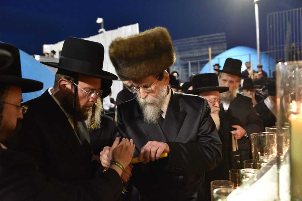 האדמו"ר מבויאן הדליק נרות לזכר הרוגי אסון מירון